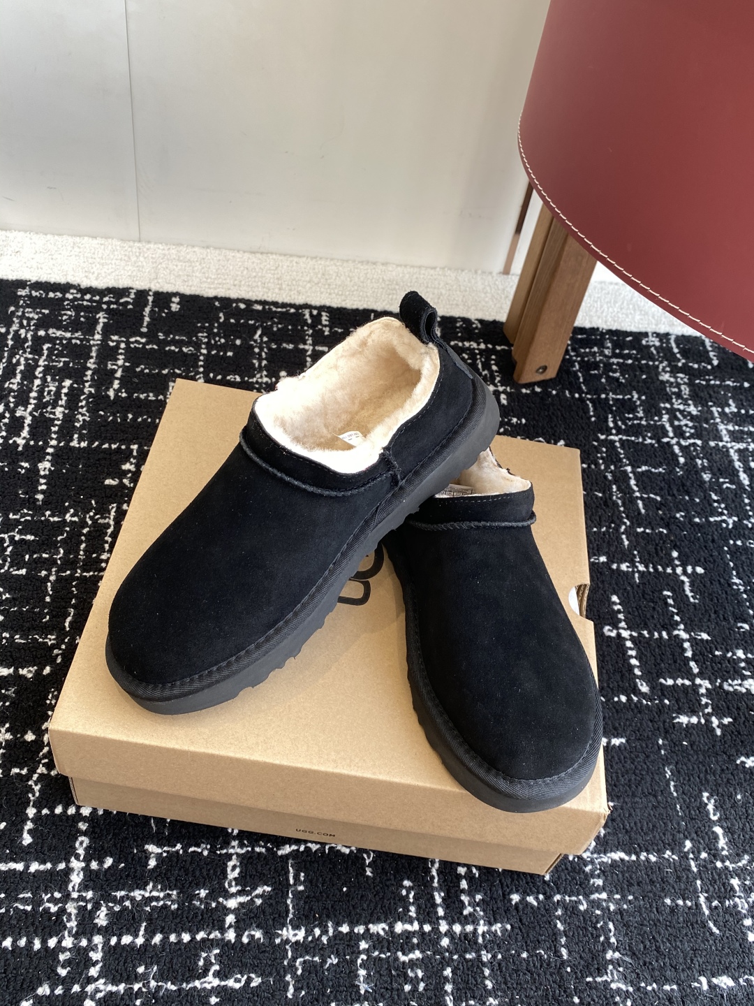 代购级
Ugg 25ss 秋冬 薄底 雪地靴  潮款单品就连明星都要抢着穿呢

周冬雨 这款领口设计先高
