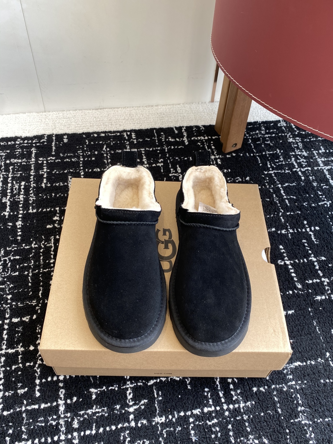 代购级
Ugg 25ss 秋冬 薄底 雪地靴  潮款单品就连明星都要抢着穿呢

周冬雨 这款领口设计先高