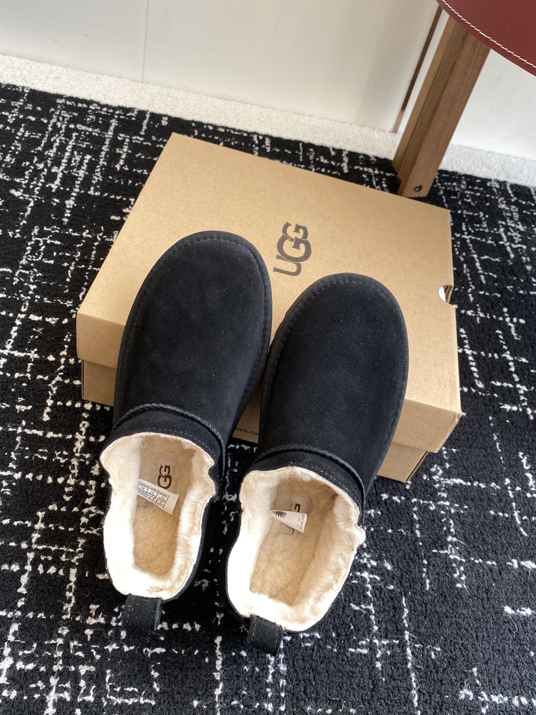 代购级
Ugg 25ss 秋冬 薄底 雪地靴  潮款单品就连明星都要抢着穿呢

周冬雨 这款领口设计先高