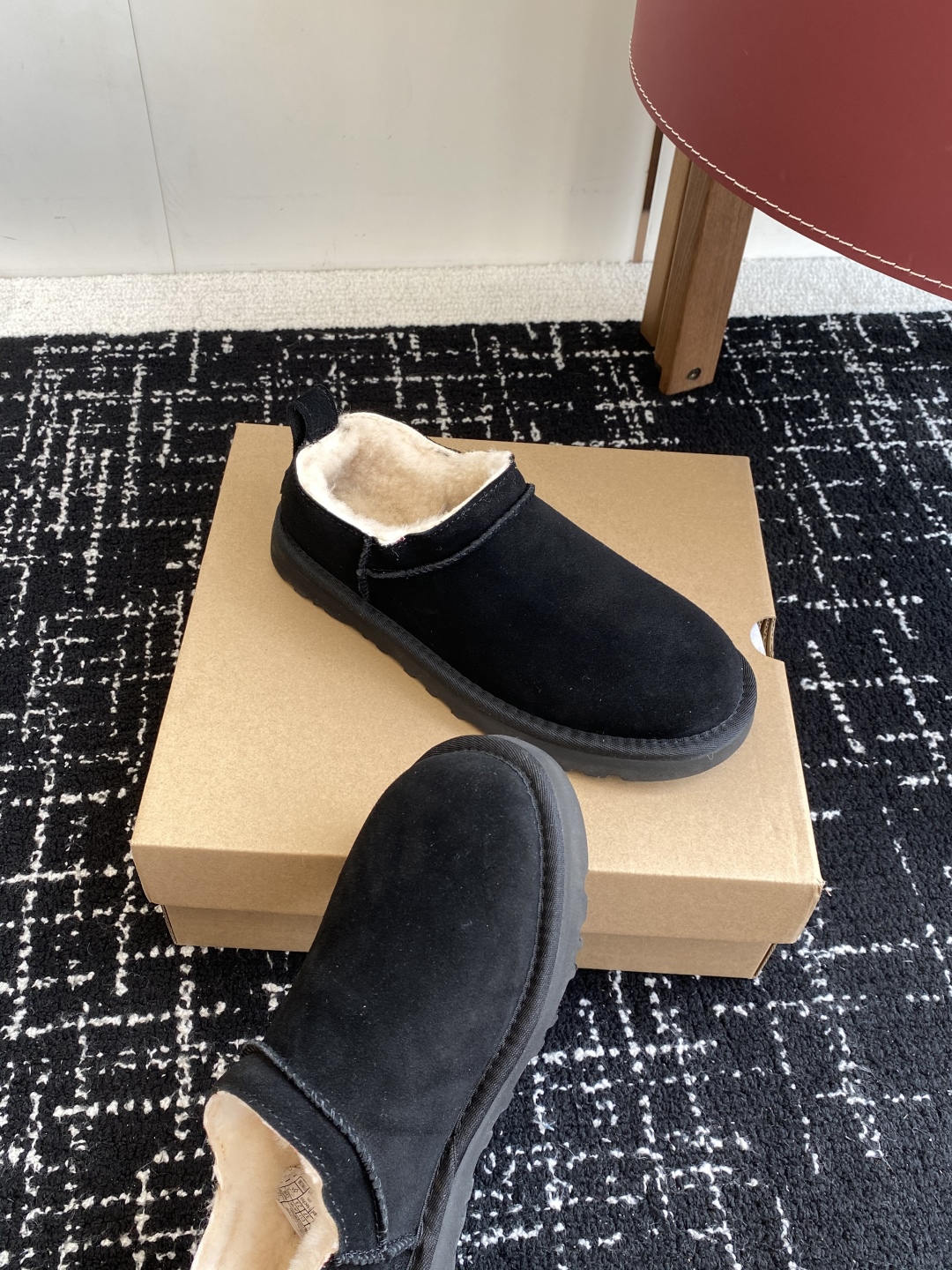 代购级
Ugg 25ss 秋冬 薄底 雪地靴  潮款单品就连明星都要抢着穿呢

周冬雨 这款领口设计先高