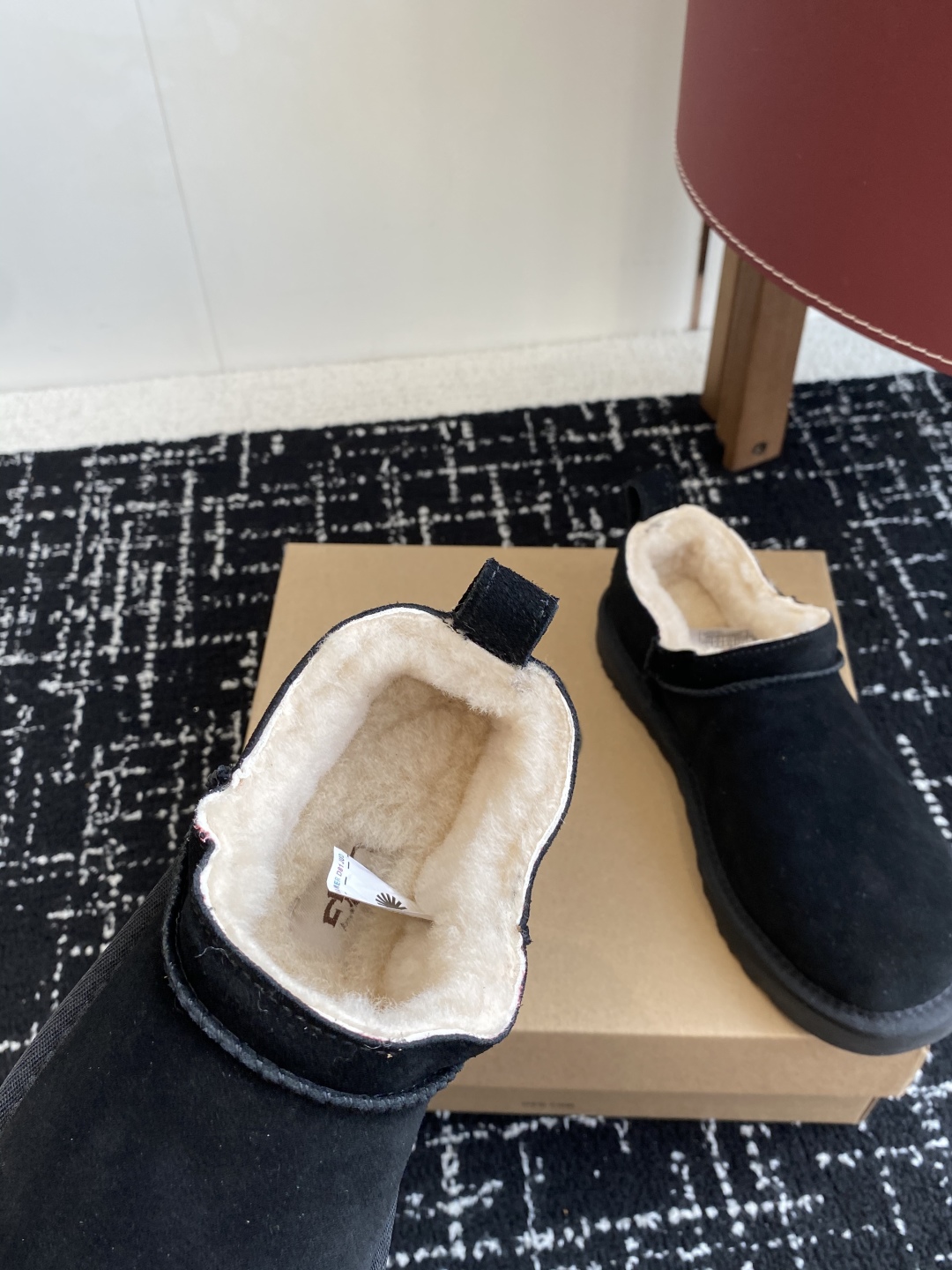代购级
Ugg 25ss 秋冬 薄底 雪地靴  潮款单品就连明星都要抢着穿呢

周冬雨 这款领口设计先高