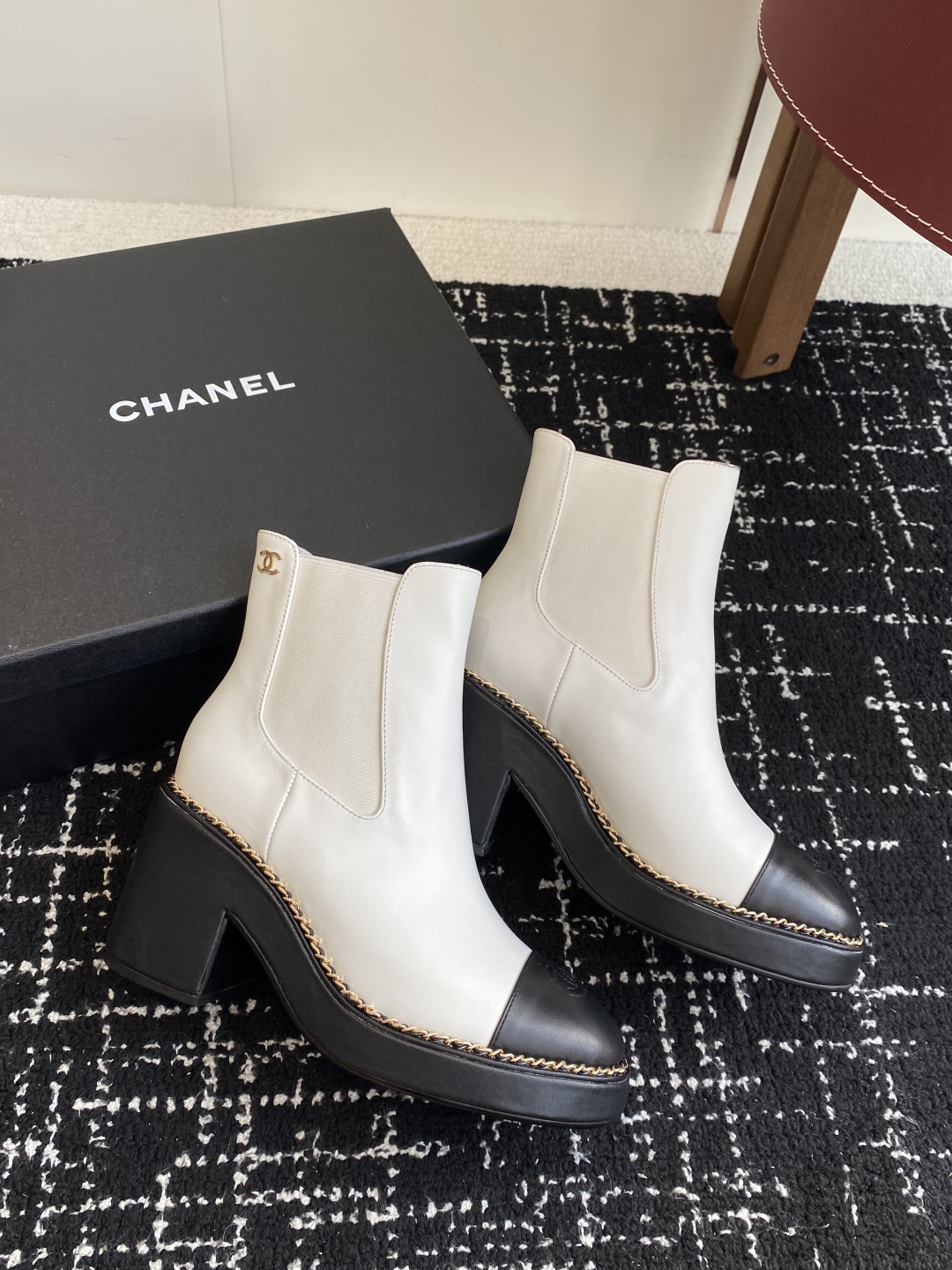 Chanel 25SS 新款 拼接链条粗跟短靴 高靴
这款厚底在欧美街拍中出境率超高，ins也是火了一把