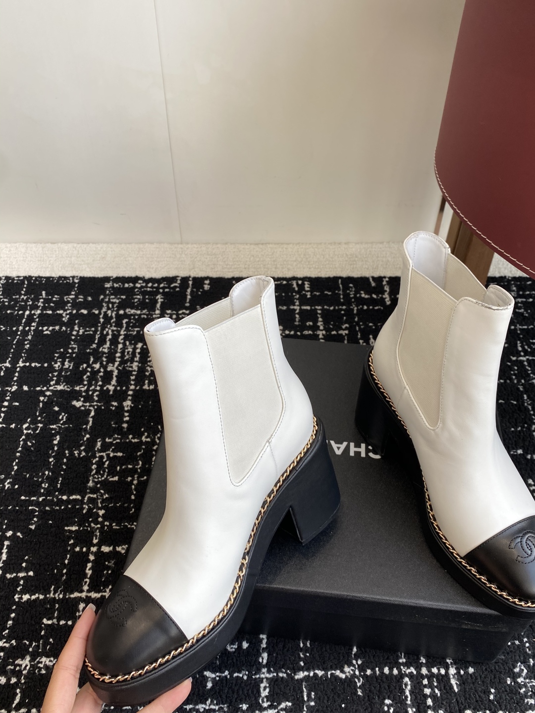 Chanel 25SS 新款 拼接链条粗跟短靴 高靴
这款厚底在欧美街拍中出境率超高，ins也是火了一把