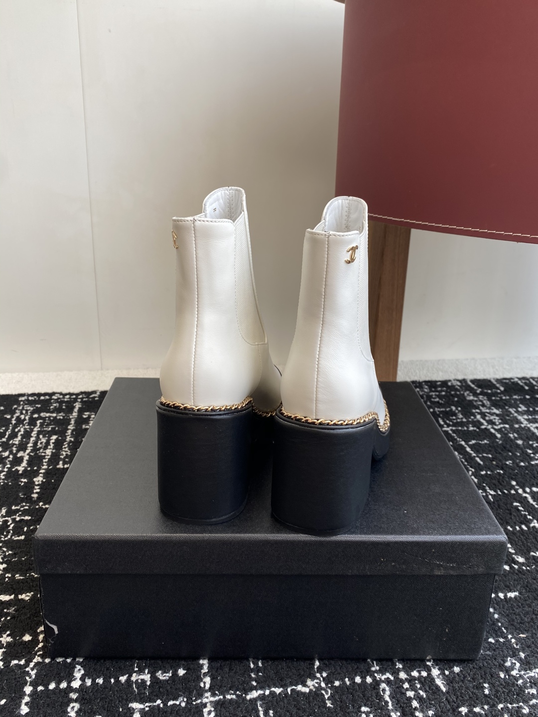 Chanel 25SS 新款 拼接链条粗跟短靴 高靴
这款厚底在欧美街拍中出境率超高，ins也是火了一把