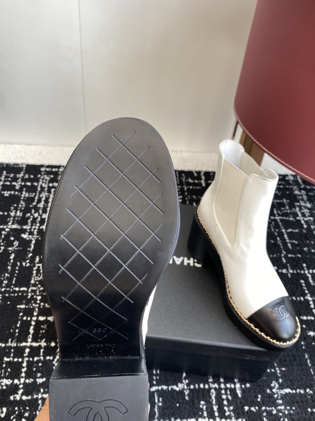 Chanel 25SS 新款 拼接链条粗跟短靴 高靴
这款厚底在欧美街拍中出境率超高，ins也是火了一把