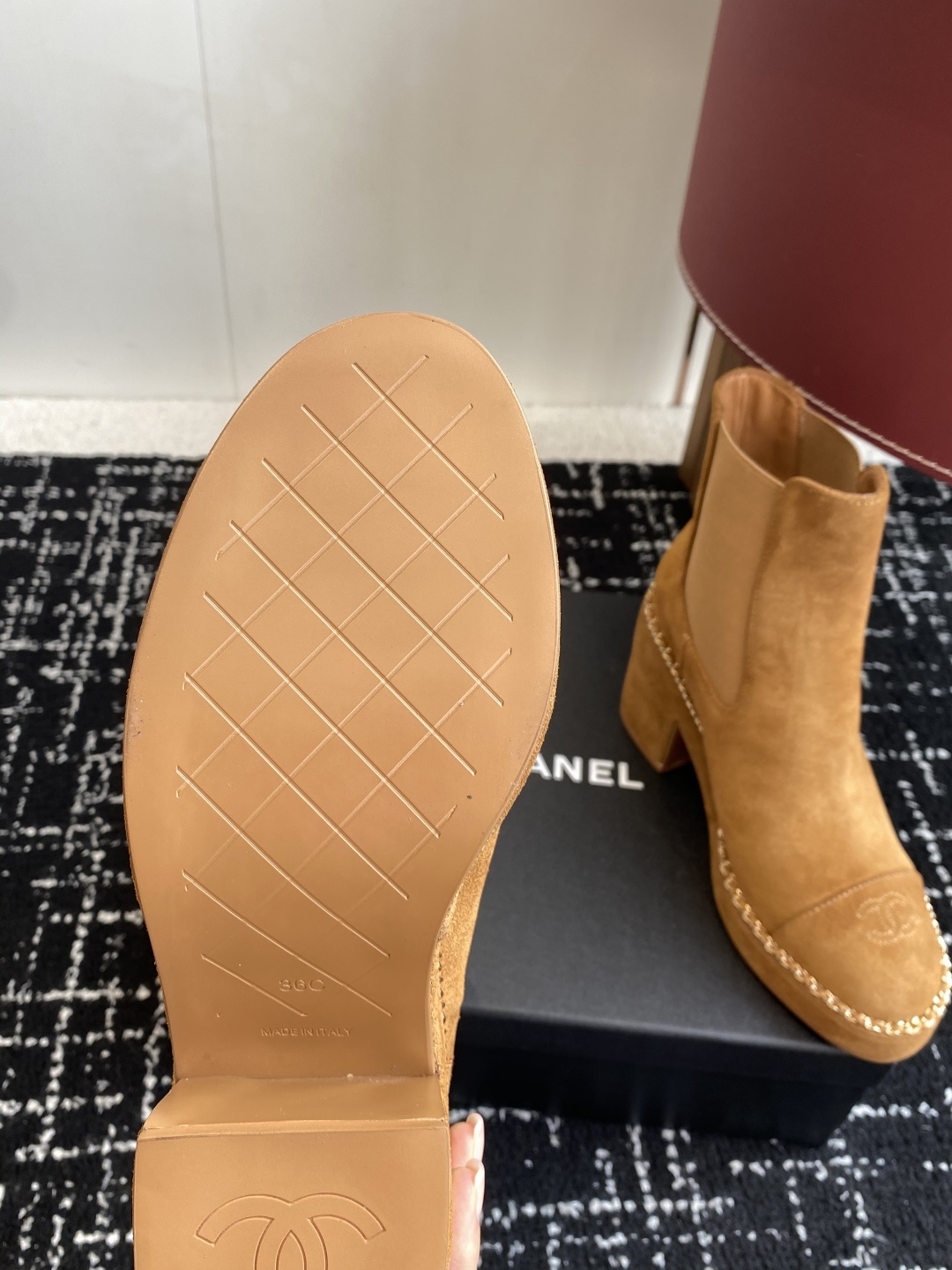 Chanel 25SS 新款 拼接链条粗跟短靴 高靴
这款厚底在欧美街拍中出境率超高,ins也是火了一把