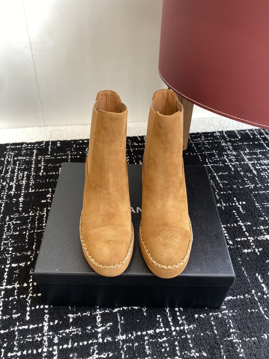 Chanel 25SS 新款 拼接链条粗跟短靴 高靴
这款厚底在欧美街拍中出境率超高,ins也是火了一把