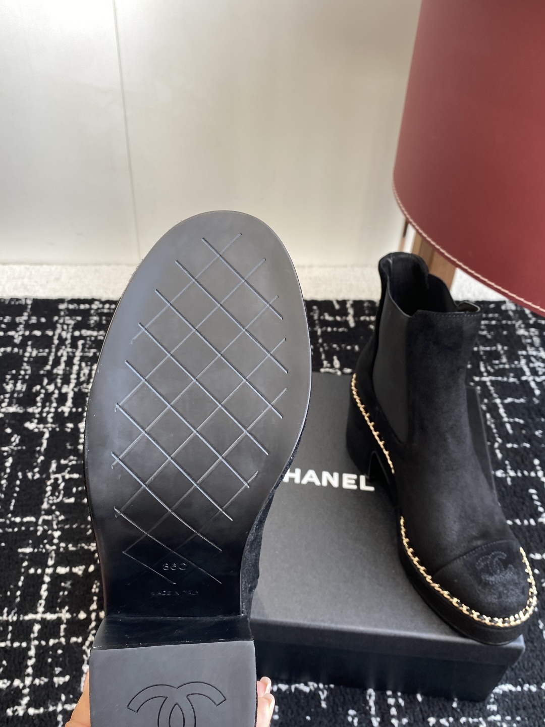 Chanel 25SS 新款 拼接链条粗跟短靴 高靴
这款厚底在欧美街拍中出境率超高,ins也是火了一把