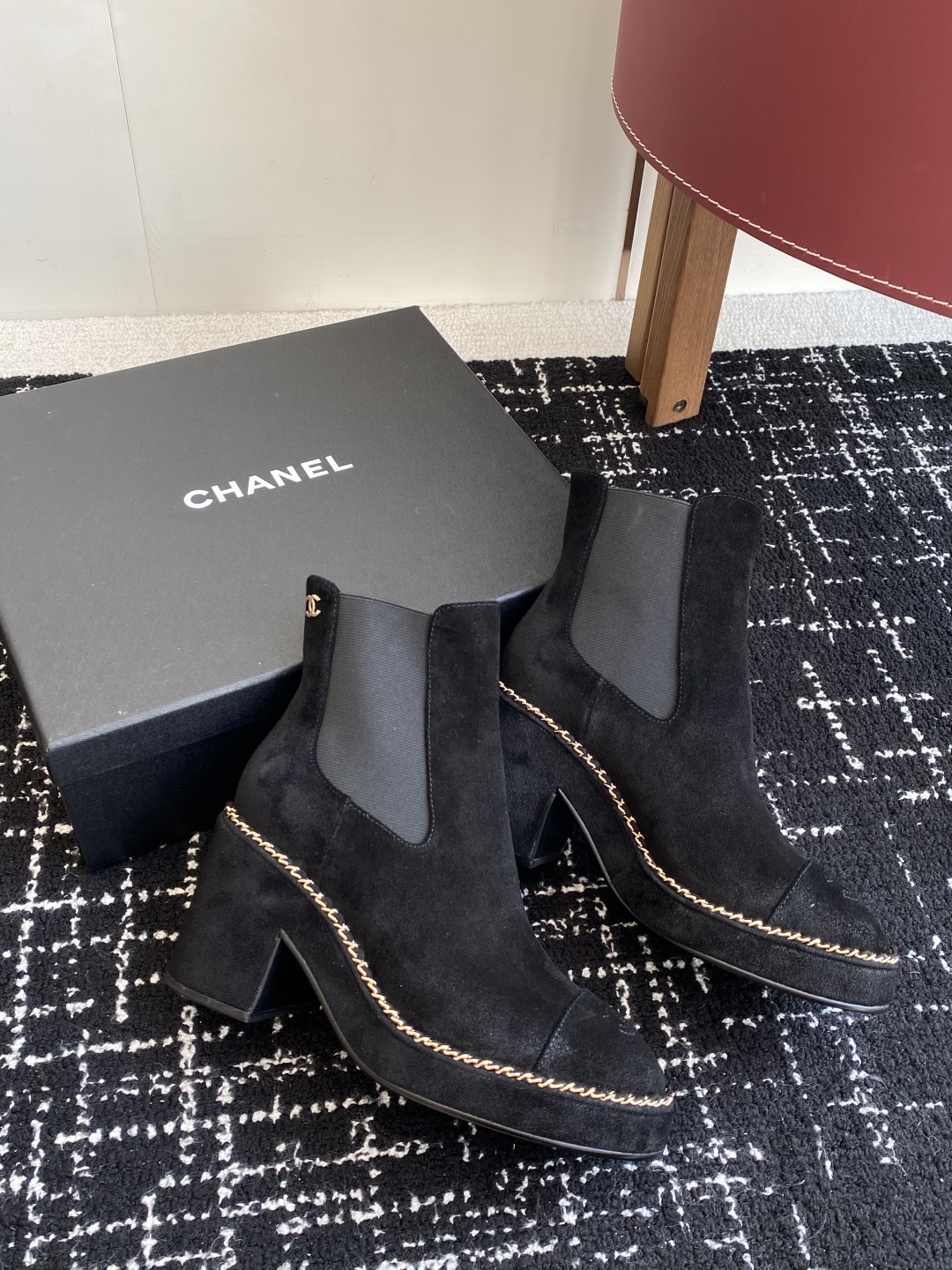 Chanel 25SS 新款 拼接链条粗跟短靴 高靴
这款厚底在欧美街拍中出境率超高,ins也是火了一把