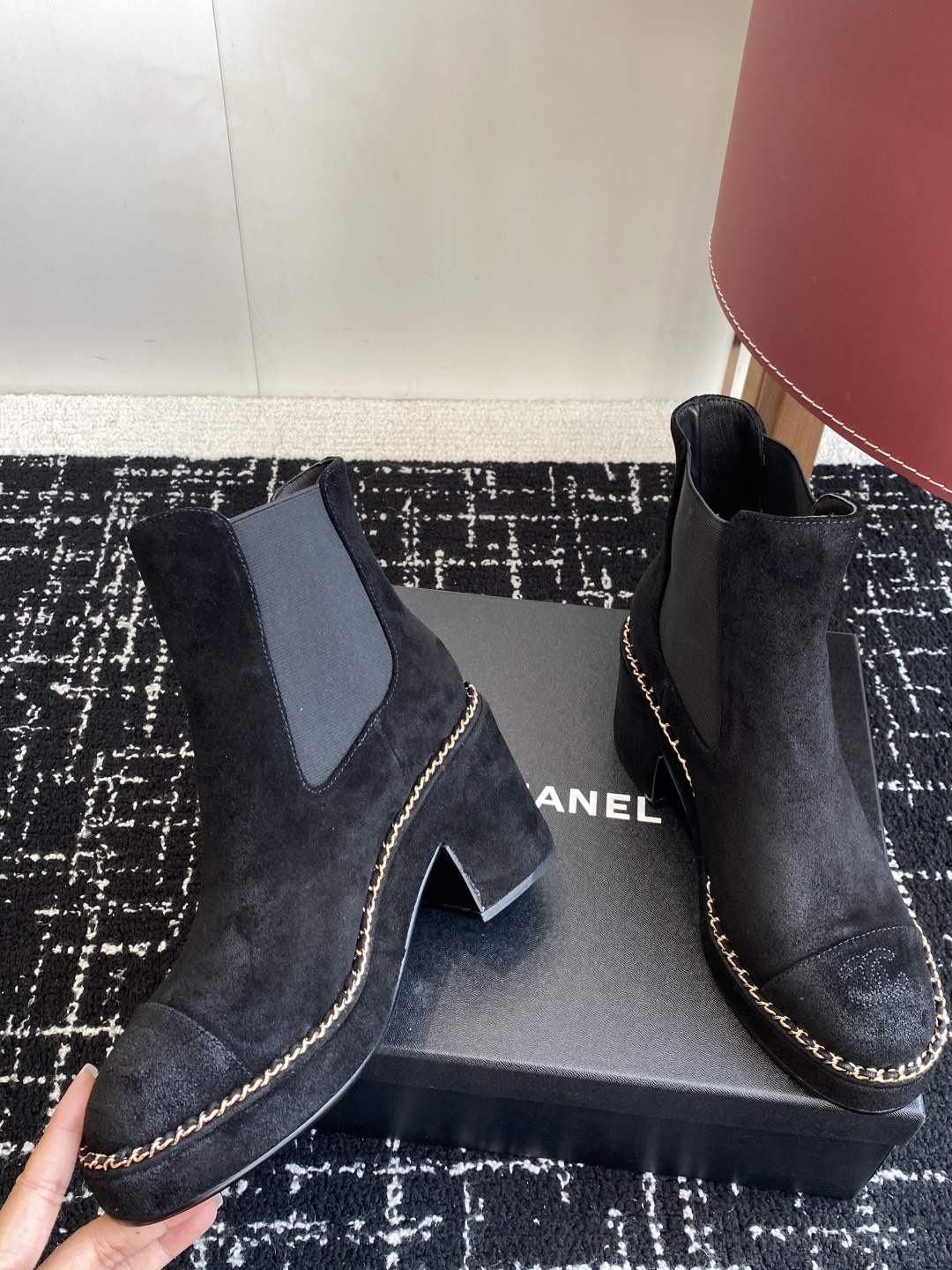 Chanel 25SS 新款 拼接链条粗跟短靴 高靴
这款厚底在欧美街拍中出境率超高,ins也是火了一把
