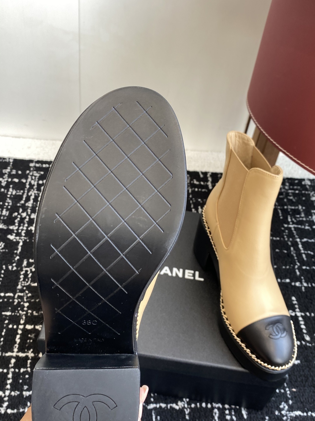 Chanel 25SS 新款 拼接链条粗跟短靴 高靴
这款厚底在欧美街拍中出境率超高,ins也是火了一把