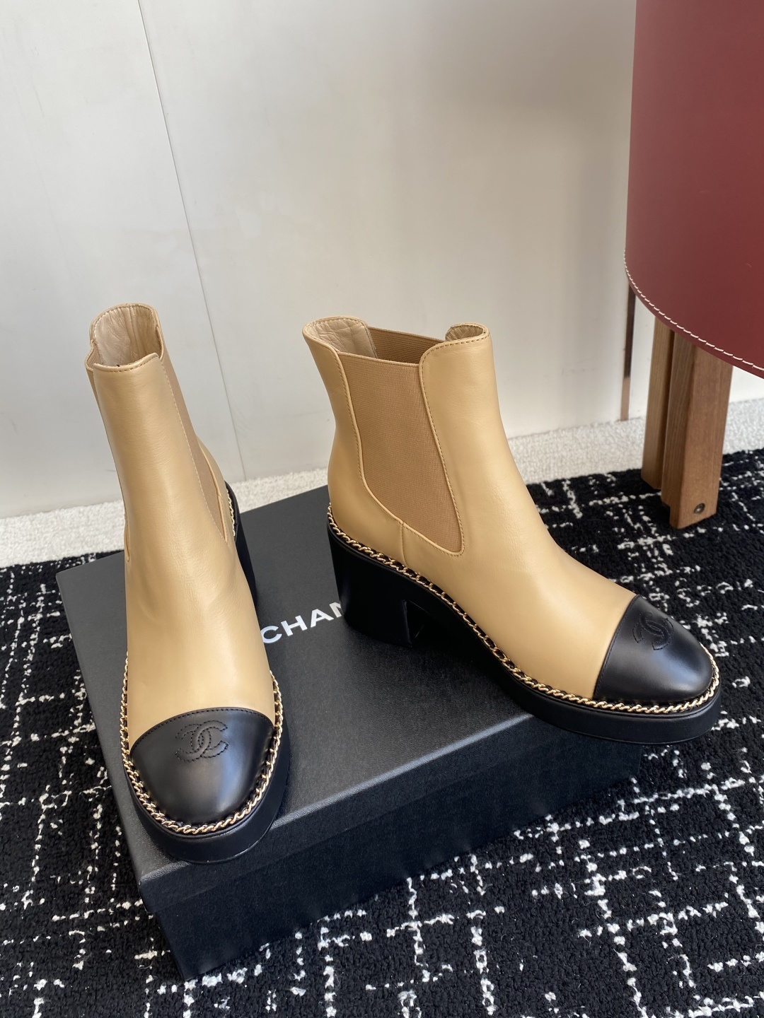 Chanel 25SS 新款 拼接链条粗跟短靴 高靴
这款厚底在欧美街拍中出境率超高,ins也是火了一把