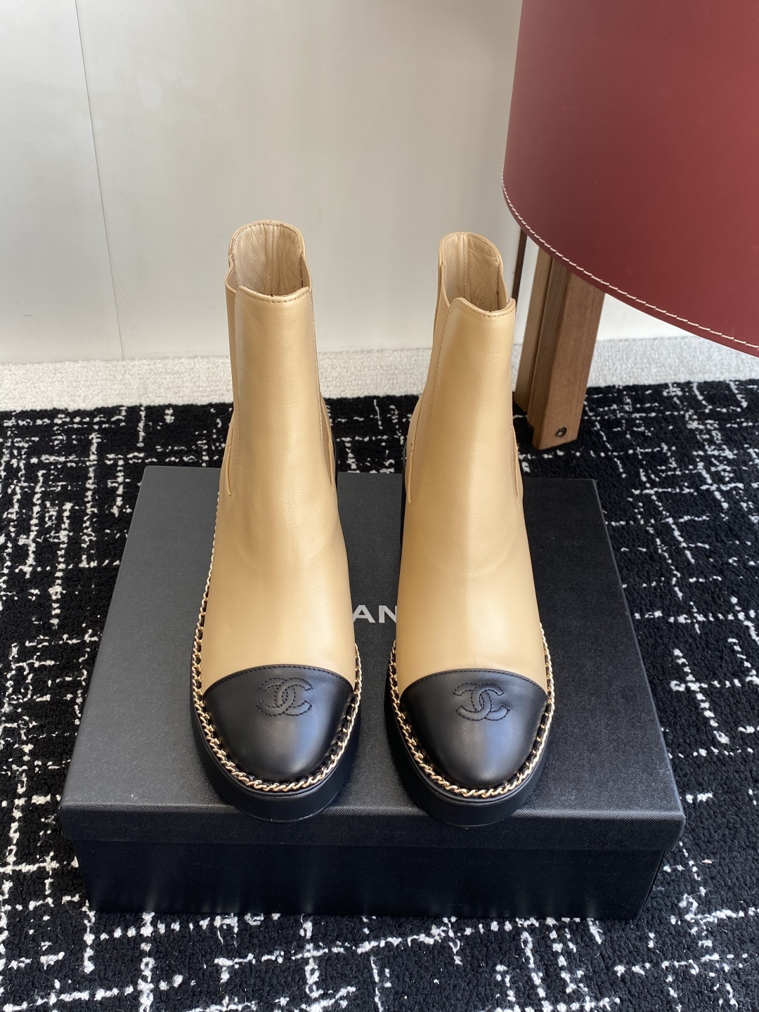 Chanel 25SS 新款 拼接链条粗跟短靴 高靴
这款厚底在欧美街拍中出境率超高,ins也是火了一把