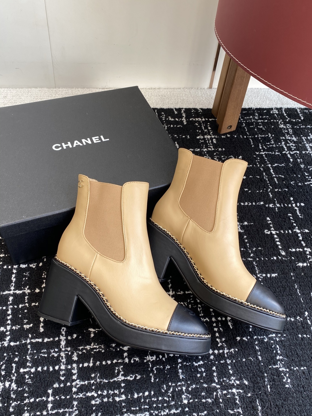Chanel 25SS 新款 拼接链条粗跟短靴 高靴
这款厚底在欧美街拍中出境率超高,ins也是火了一把