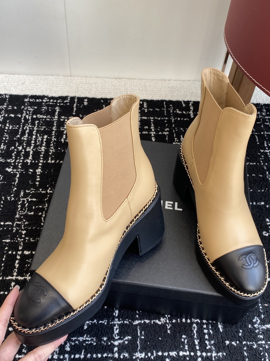 Chanel 25SS 新款 拼接链条粗跟短靴 高靴
这款厚底在欧美街拍中出境率超高,ins也是火了一把