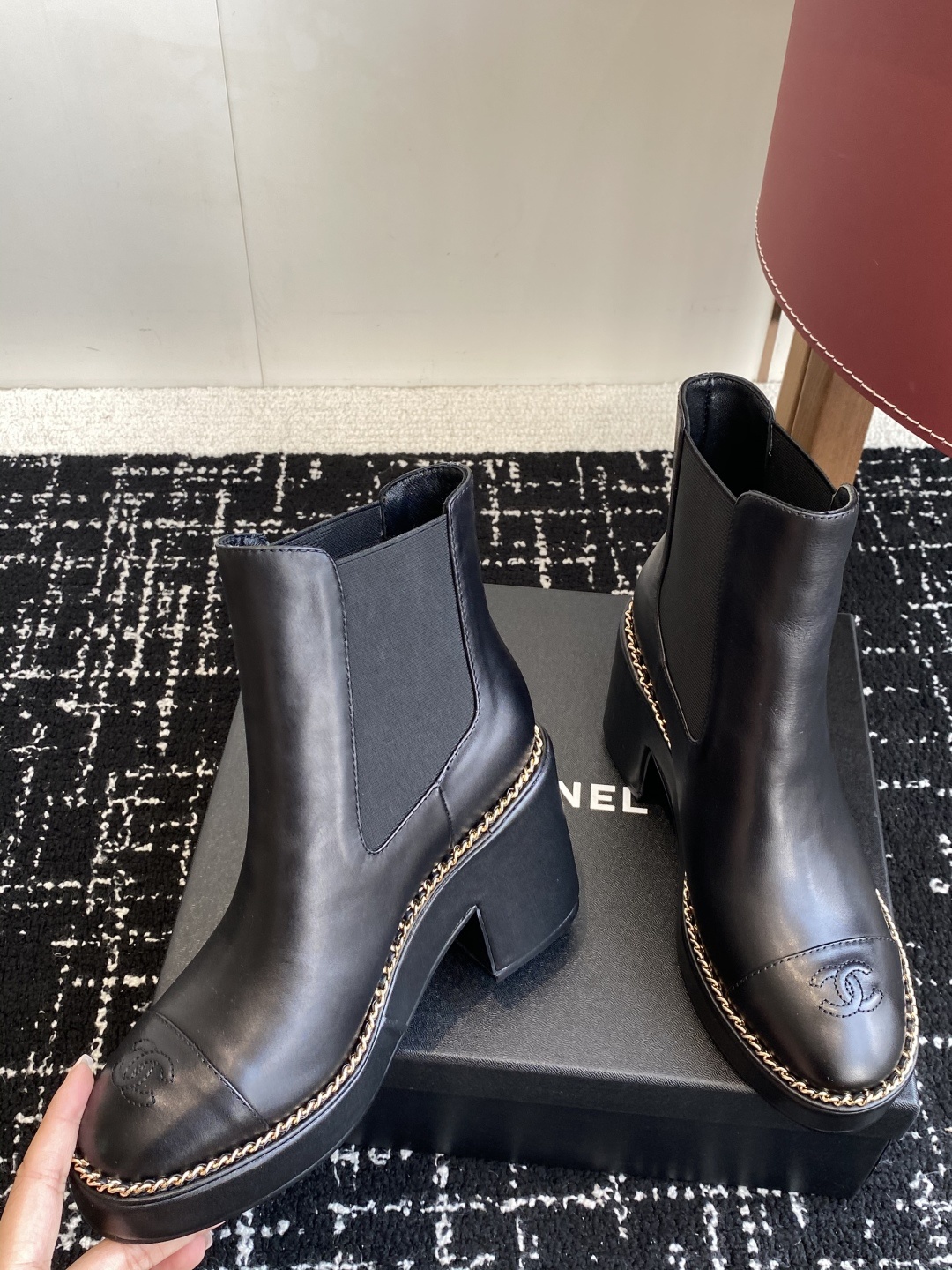 Chanel 25SS 新款 拼接链条粗跟短靴 高靴
这款厚底在欧美街拍中出境率超高,ins也是火了一把
