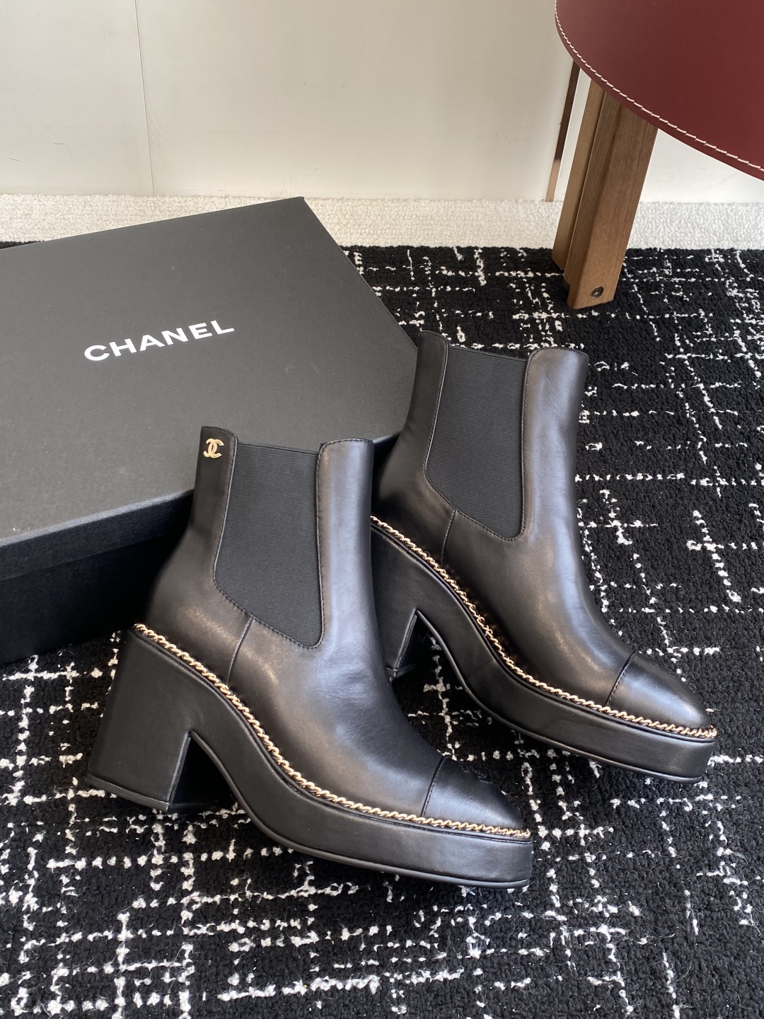 Chanel 25SS 新款 拼接链条粗跟短靴 高靴
这款厚底在欧美街拍中出境率超高,ins也是火了一把