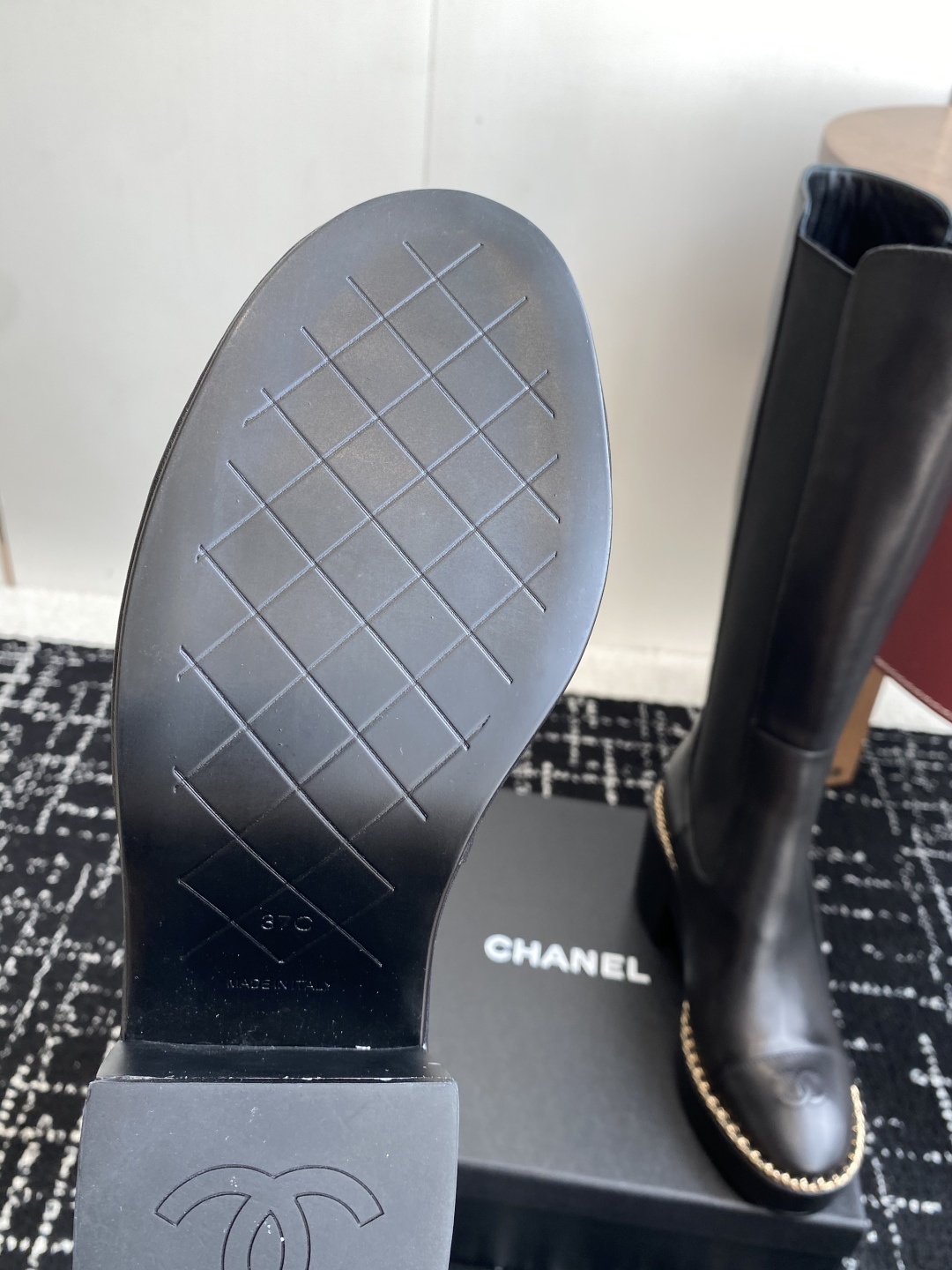 Chanel 25SS 新款 拼接链条粗跟短靴 高靴
这款厚底在欧美街拍中出境率超高,ins也是火了一把