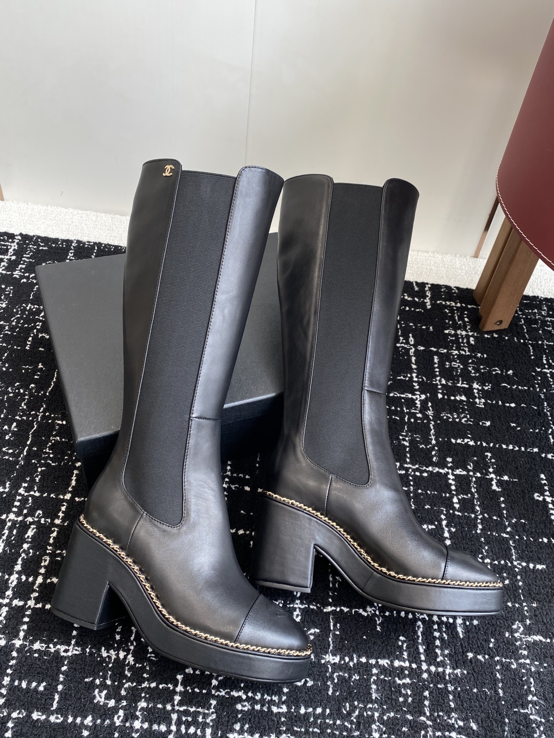 Chanel 25SS 新款 拼接链条粗跟短靴 高靴
这款厚底在欧美街拍中出境率超高,ins也是火了一把
