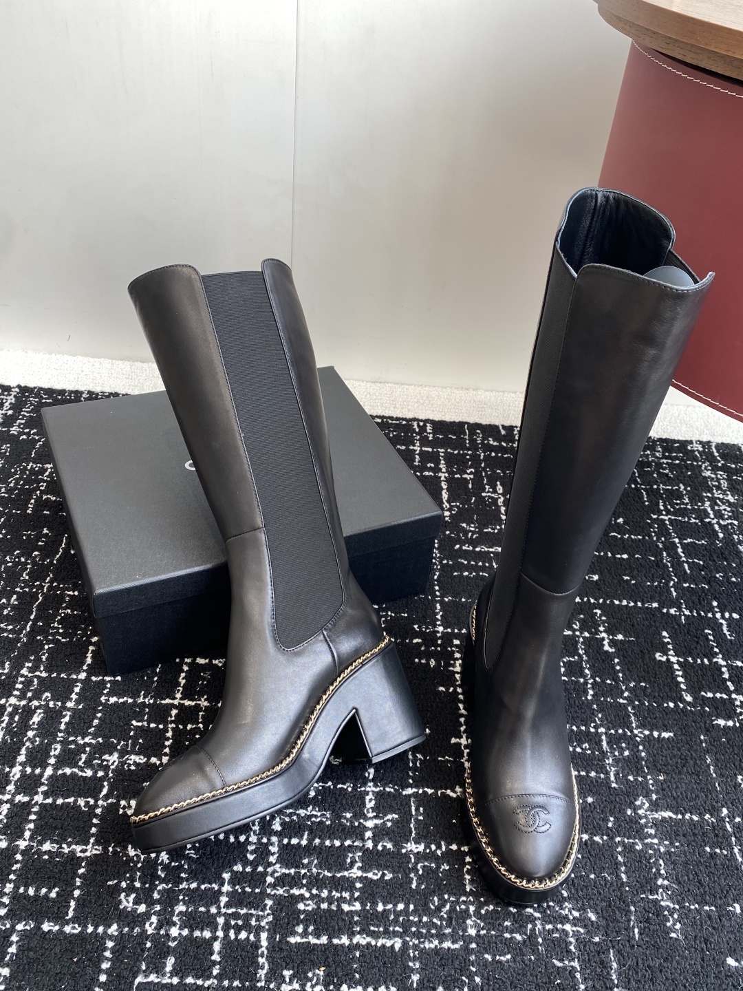 Chanel 25SS 新款 拼接链条粗跟短靴 高靴
这款厚底在欧美街拍中出境率超高,ins也是火了一把