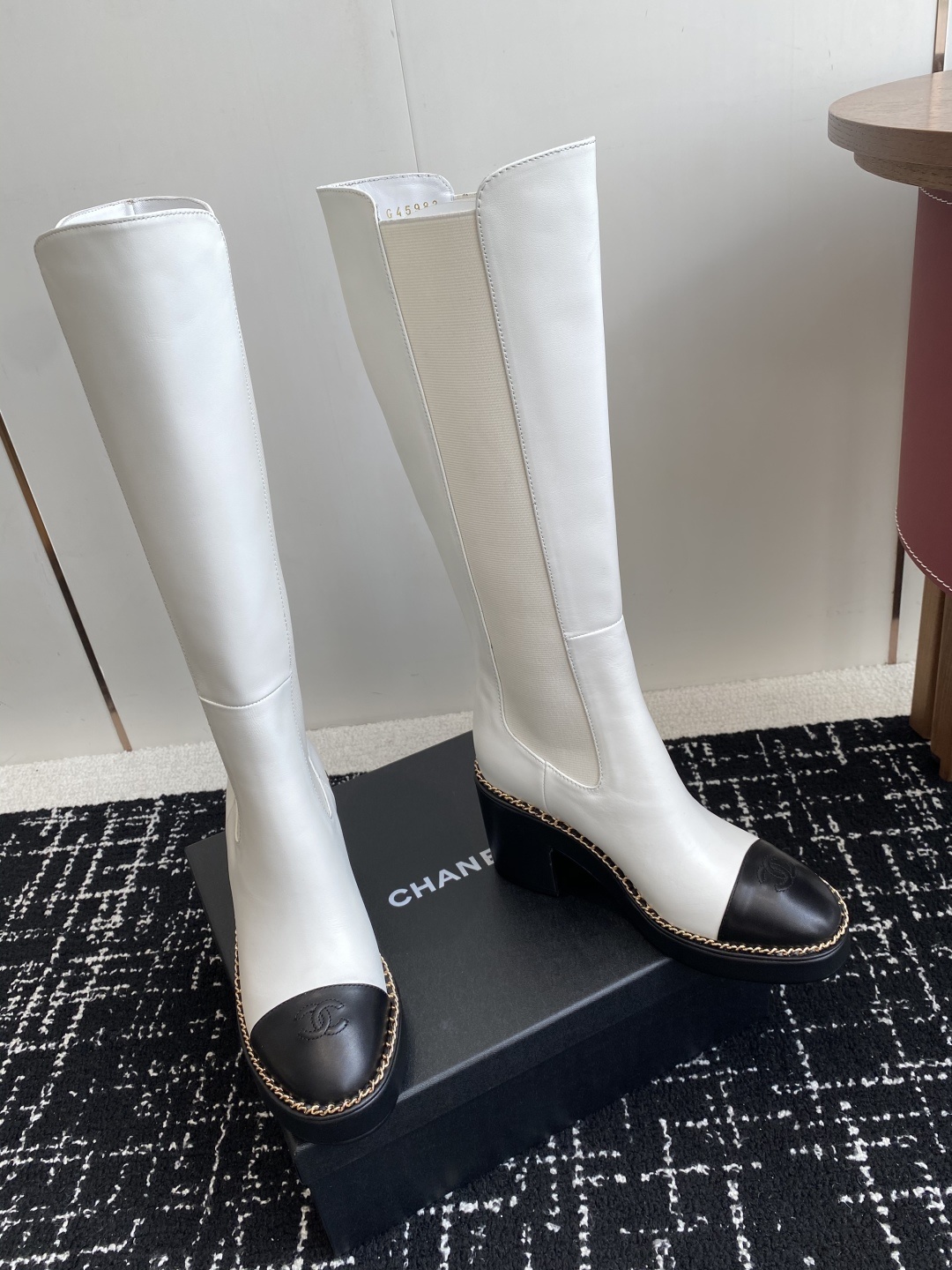 Chanel 25SS 新款 拼接链条粗跟短靴 高靴
这款厚底在欧美街拍中出境率超高,ins也是火了一把