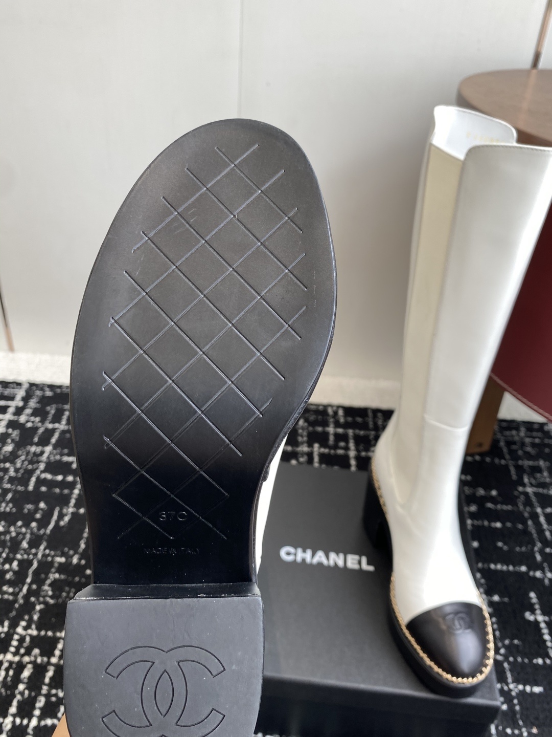 Chanel 25SS 新款 拼接链条粗跟短靴 高靴
这款厚底在欧美街拍中出境率超高,ins也是火了一把