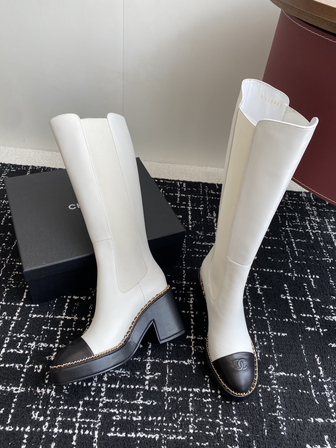 Chanel 25SS 新款 拼接链条粗跟短靴 高靴
这款厚底在欧美街拍中出境率超高,ins也是火了一把