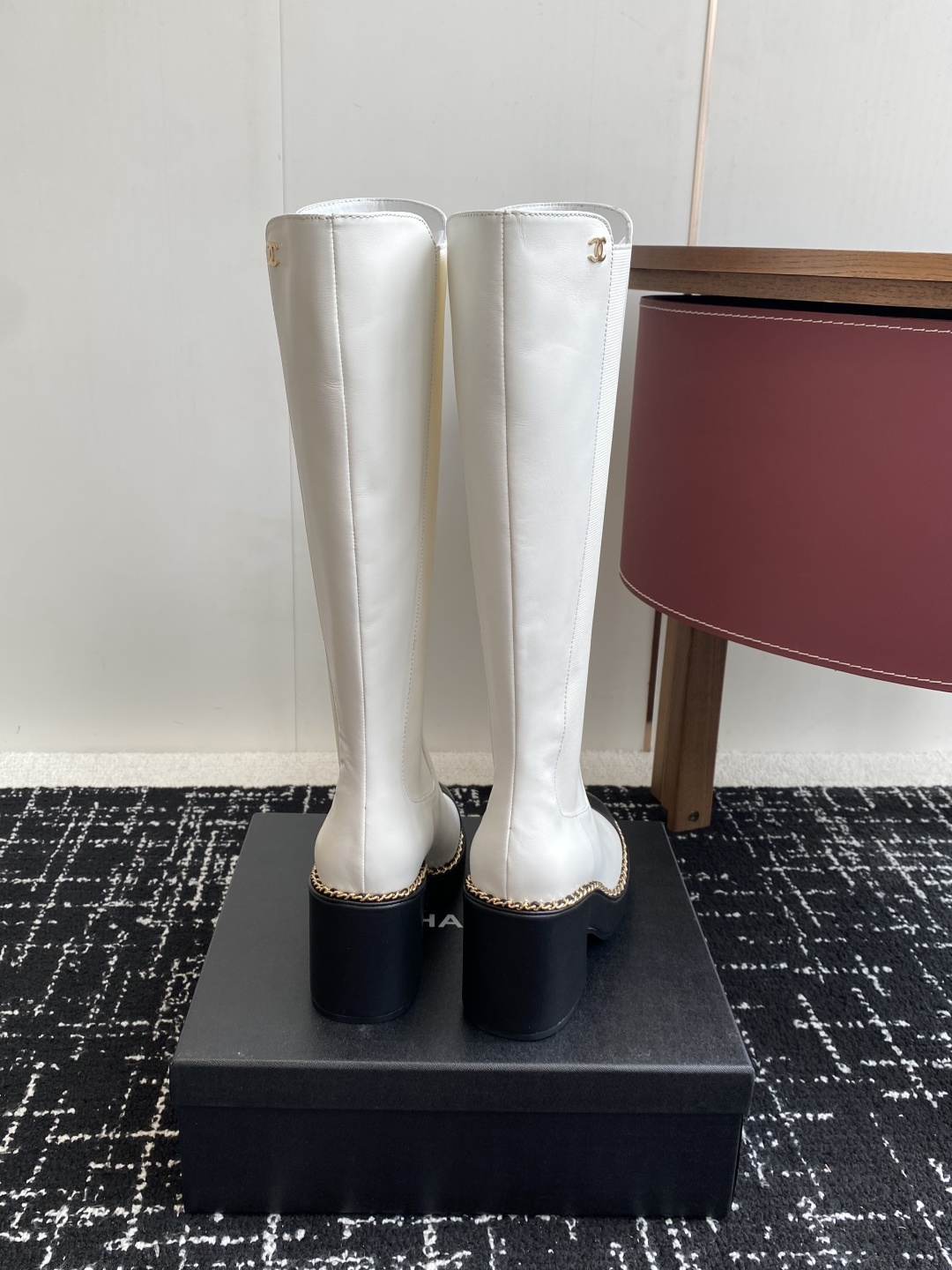 Chanel 25SS 新款 拼接链条粗跟短靴 高靴
这款厚底在欧美街拍中出境率超高,ins也是火了一把