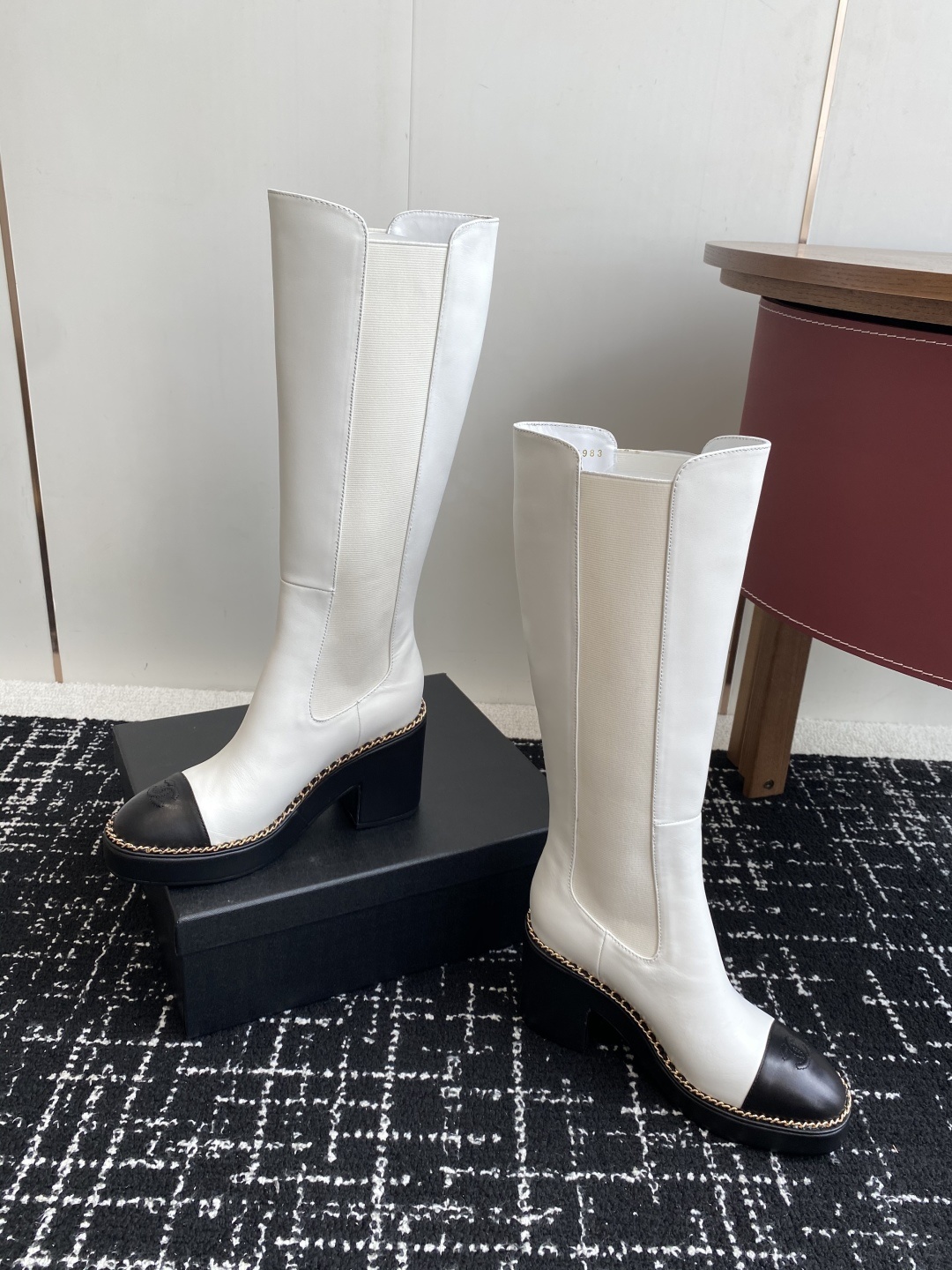 Chanel 25SS 新款 拼接链条粗跟短靴 高靴
这款厚底在欧美街拍中出境率超高,ins也是火了一把