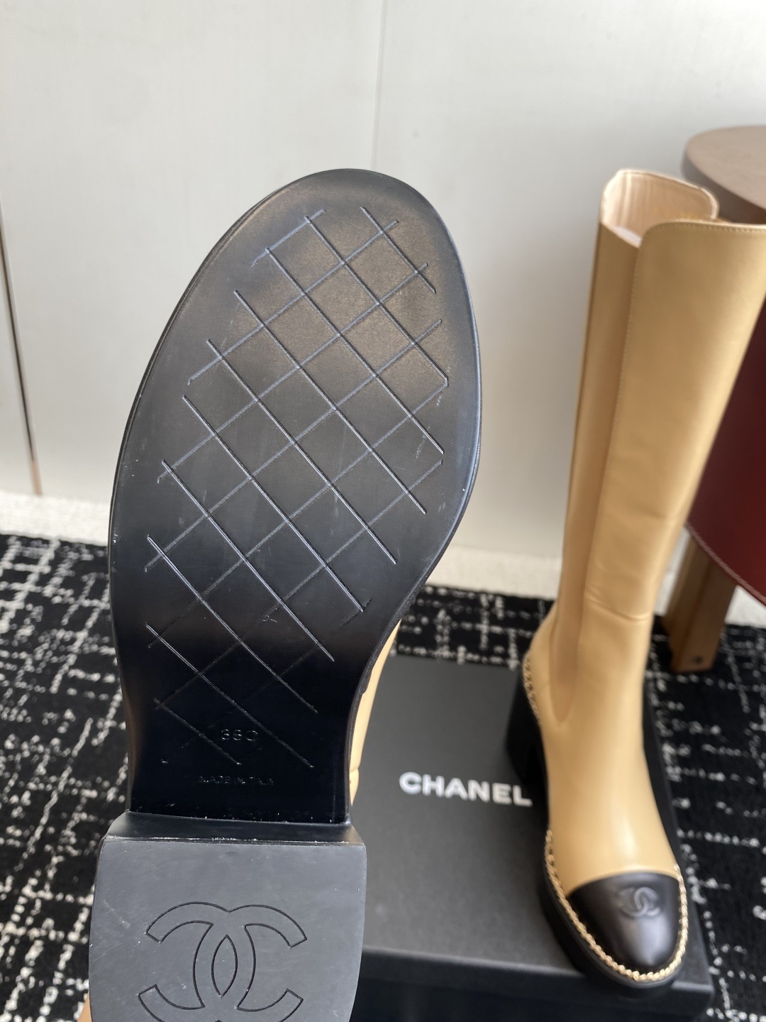 Chanel 25SS 新款 拼接链条粗跟短靴 高靴
这款厚底在欧美街拍中出境率超高,ins也是火了一把