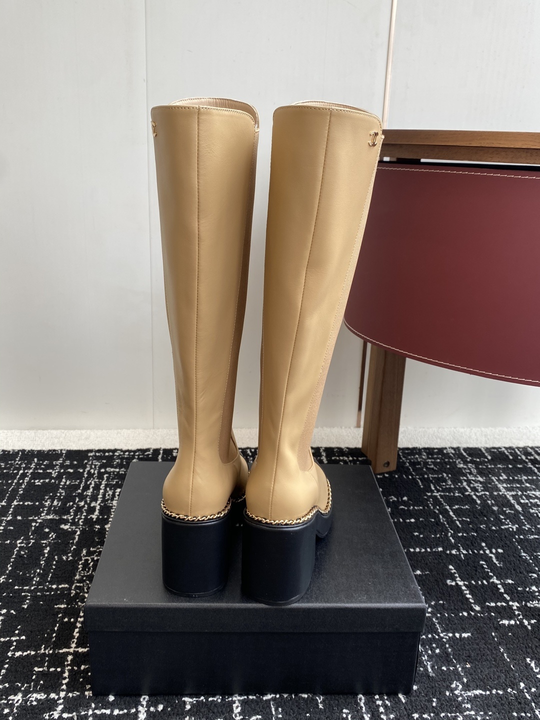 Chanel 25SS 新款 拼接链条粗跟短靴 高靴
这款厚底在欧美街拍中出境率超高,ins也是火了一把