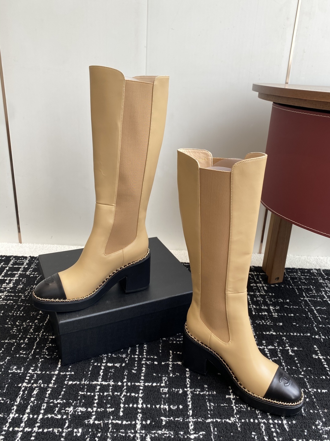 Chanel 25SS 新款 拼接链条粗跟短靴 高靴
这款厚底在欧美街拍中出境率超高,ins也是火了一把