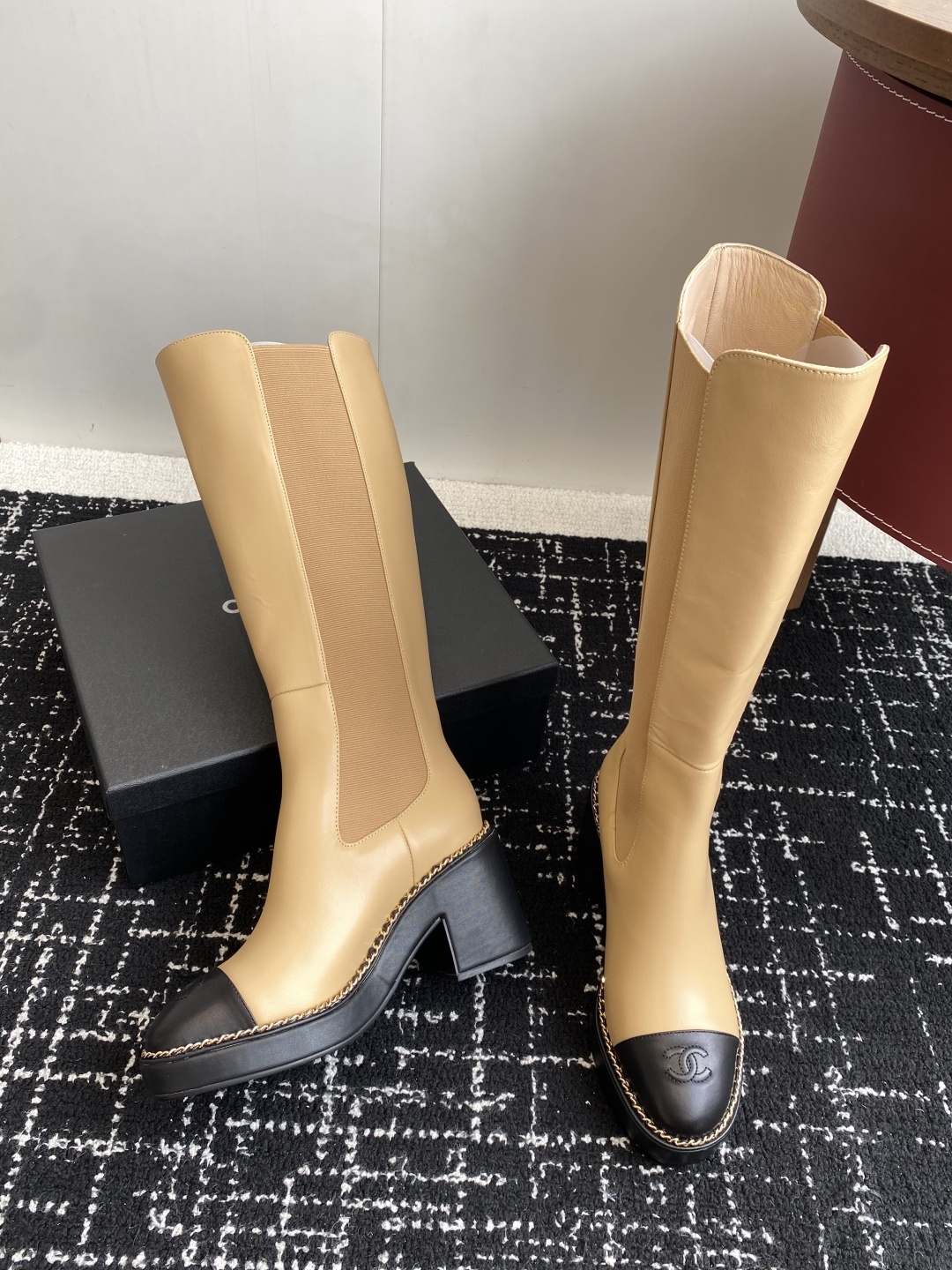 Chanel 25SS 新款 拼接链条粗跟短靴 高靴
这款厚底在欧美街拍中出境率超高,ins也是火了一把