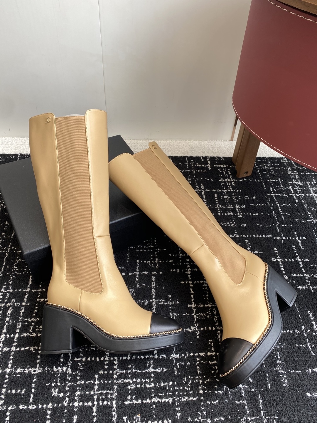 Chanel 25SS 新款 拼接链条粗跟短靴 高靴
这款厚底在欧美街拍中出境率超高,ins也是火了一把