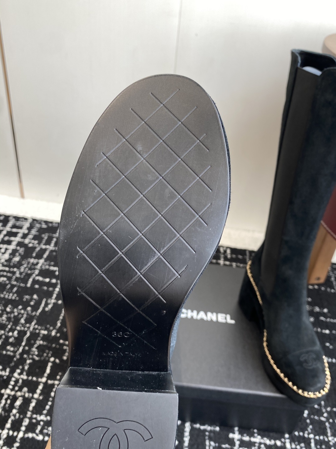 Chanel 25SS 新款 拼接链条粗跟短靴 高靴
这款厚底在欧美街拍中出境率超高,ins也是火了一把