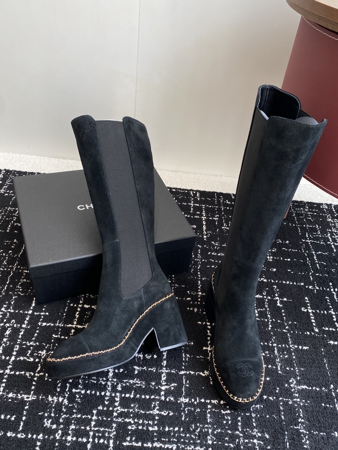 Chanel 25SS 新款 拼接链条粗跟短靴 高靴
这款厚底在欧美街拍中出境率超高,ins也是火了一把