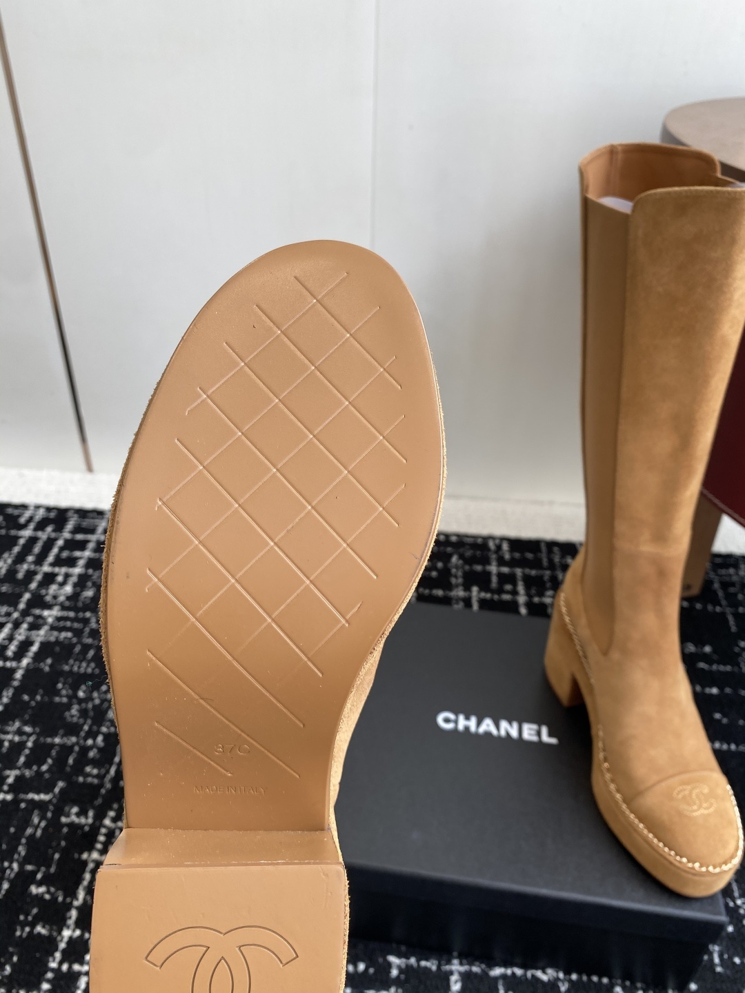 Chanel 25SS 新款 拼接链条粗跟短靴 高靴
这款厚底在欧美街拍中出境率超高,ins也是火了一把