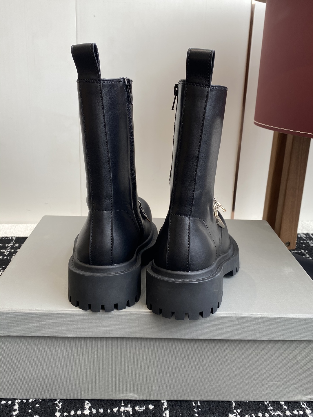 代购级BALENCIAGA 巴黎世家 25ss 秋冬新款系带 双B扣马丁靴

看着硬朗 但上脚舒适 个性