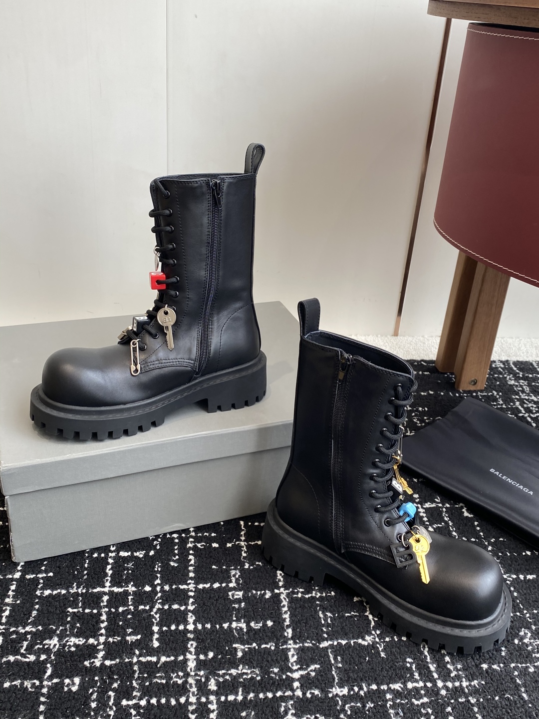代购级BALENCIAGA 巴黎世家 25ss 秋冬新款系带 双B扣马丁靴

看着硬朗 但上脚舒适 个性