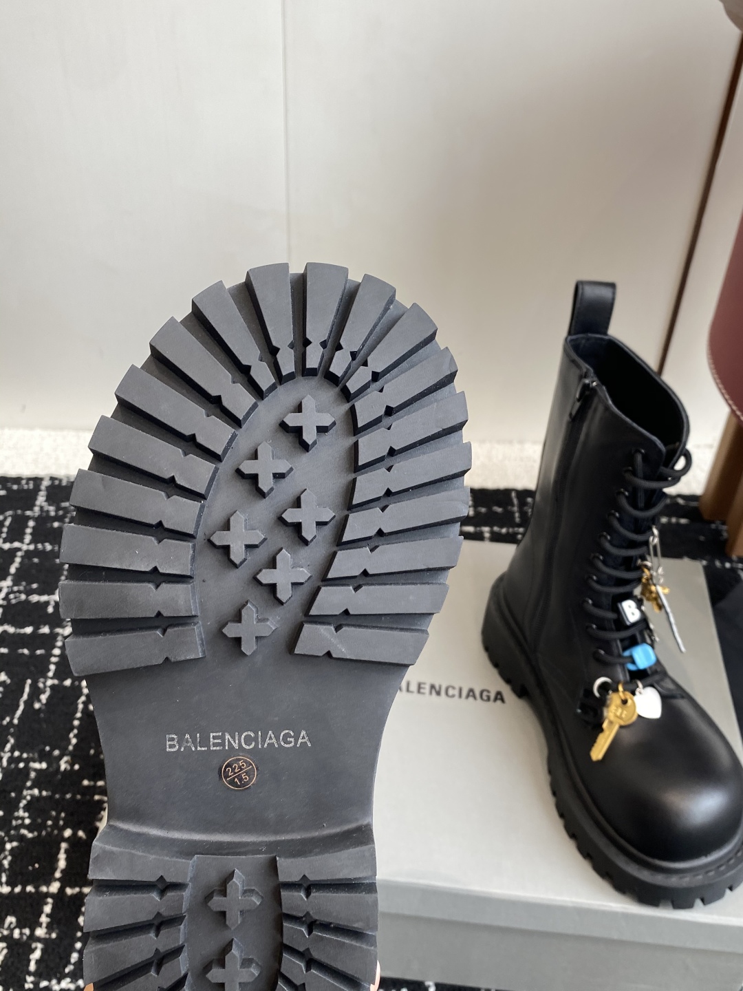 代购级BALENCIAGA 巴黎世家 25ss 秋冬新款系带 双B扣马丁靴

看着硬朗 但上脚舒适 个性