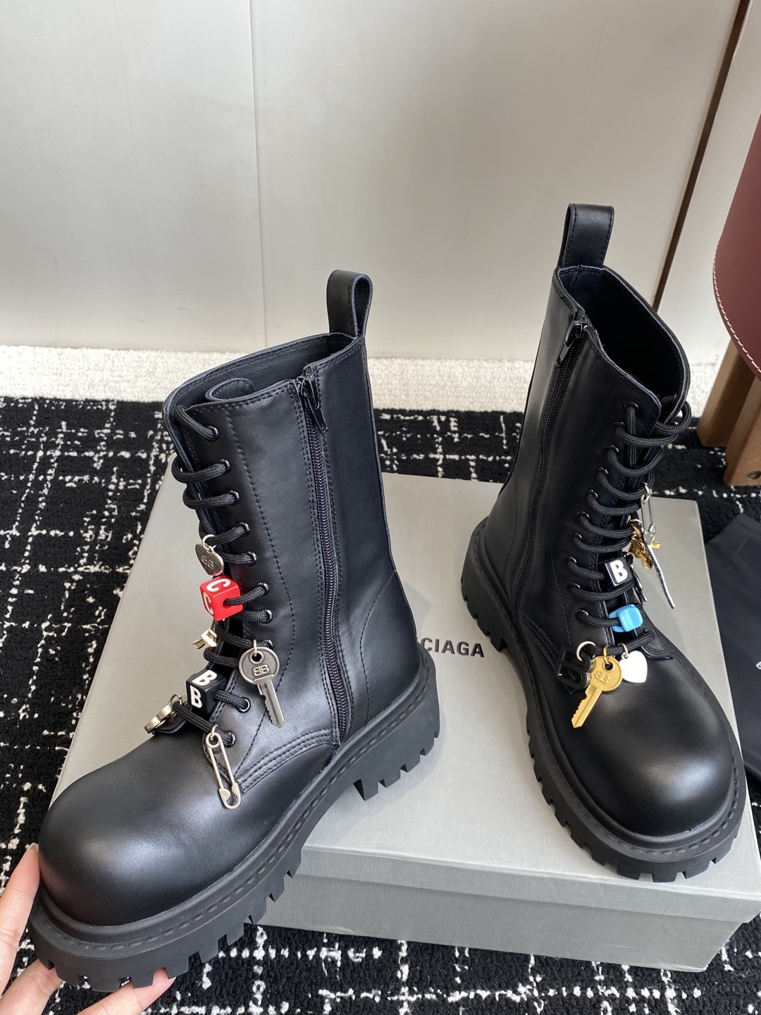 代购级BALENCIAGA 巴黎世家 25ss 秋冬新款系带 双B扣马丁靴

看着硬朗 但上脚舒适 个性