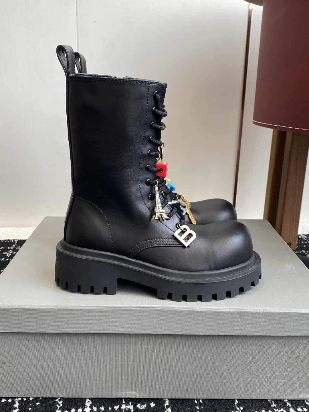 代购级BALENCIAGA 巴黎世家 25ss 秋冬新款系带 双B扣马丁靴

看着硬朗 但上脚舒适 个性
