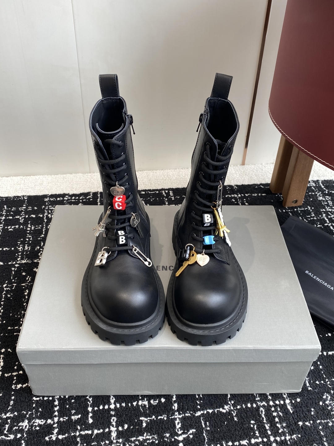 代购级BALENCIAGA 巴黎世家 25ss 秋冬新款系带 双B扣马丁靴

看着硬朗 但上脚舒适 个性
