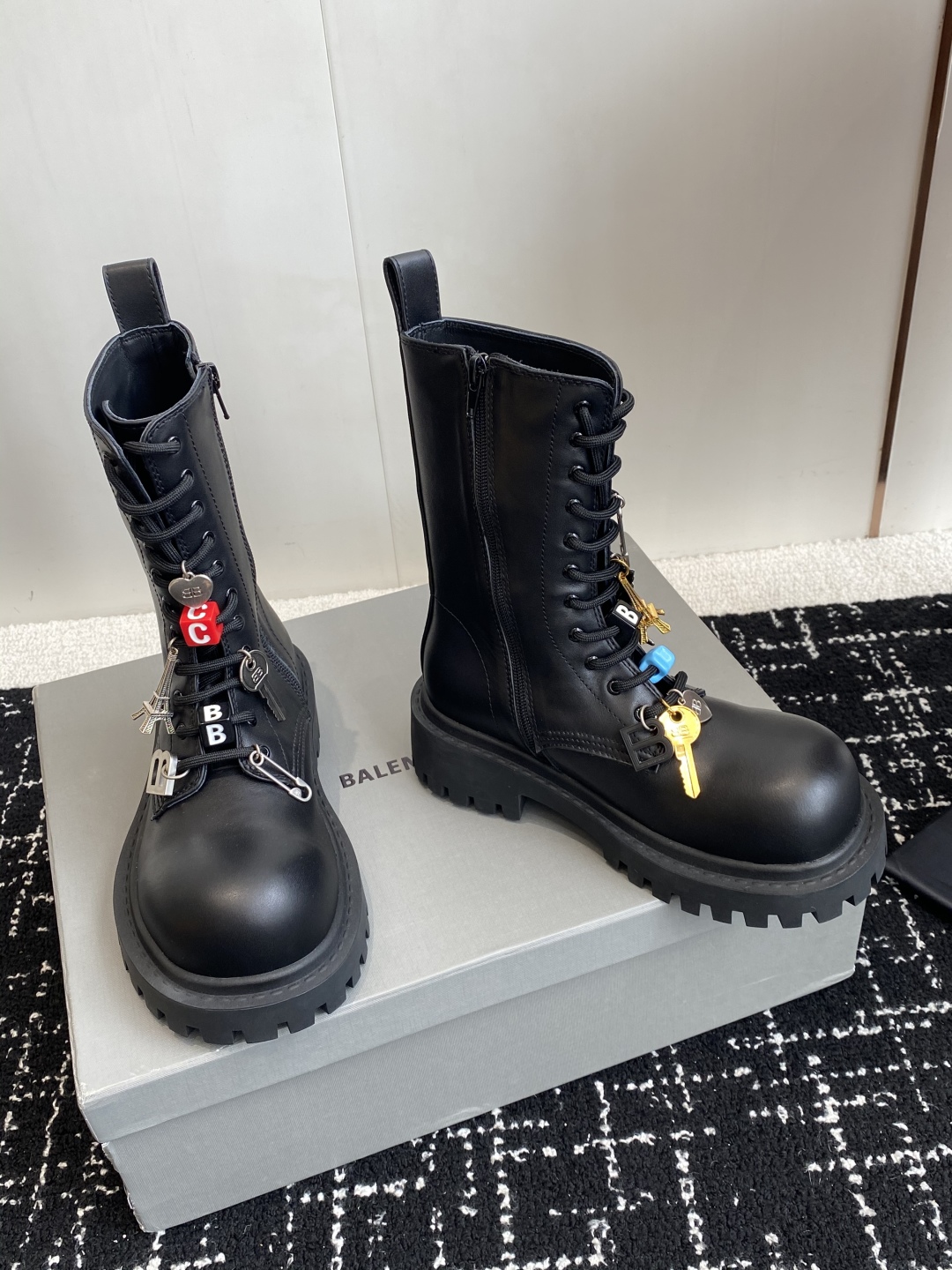 代购级BALENCIAGA 巴黎世家 25ss 秋冬新款系带 双B扣马丁靴

看着硬朗 但上脚舒适 个性