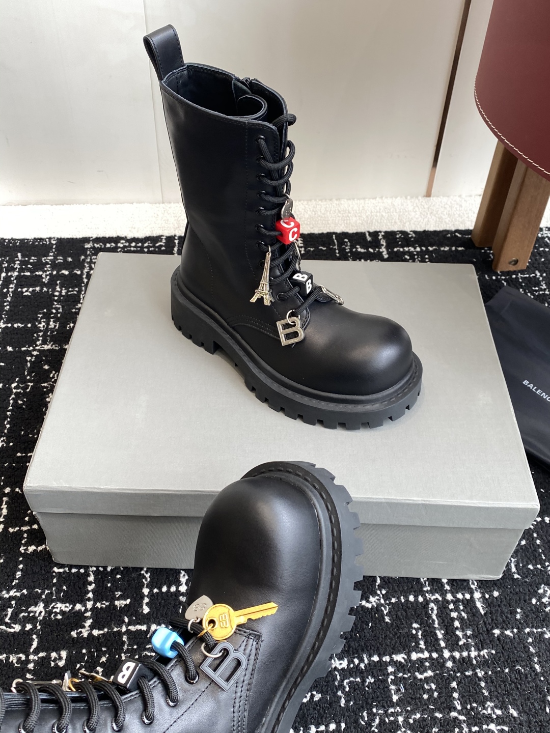 代购级BALENCIAGA 巴黎世家 25ss 秋冬新款系带 双B扣马丁靴

看着硬朗 但上脚舒适 个性