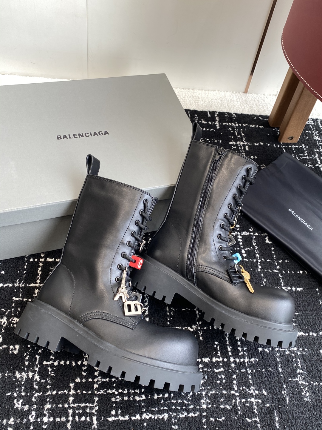 代购级BALENCIAGA 巴黎世家 25ss 秋冬新款系带 双B扣马丁靴

看着硬朗 但上脚舒适 个性