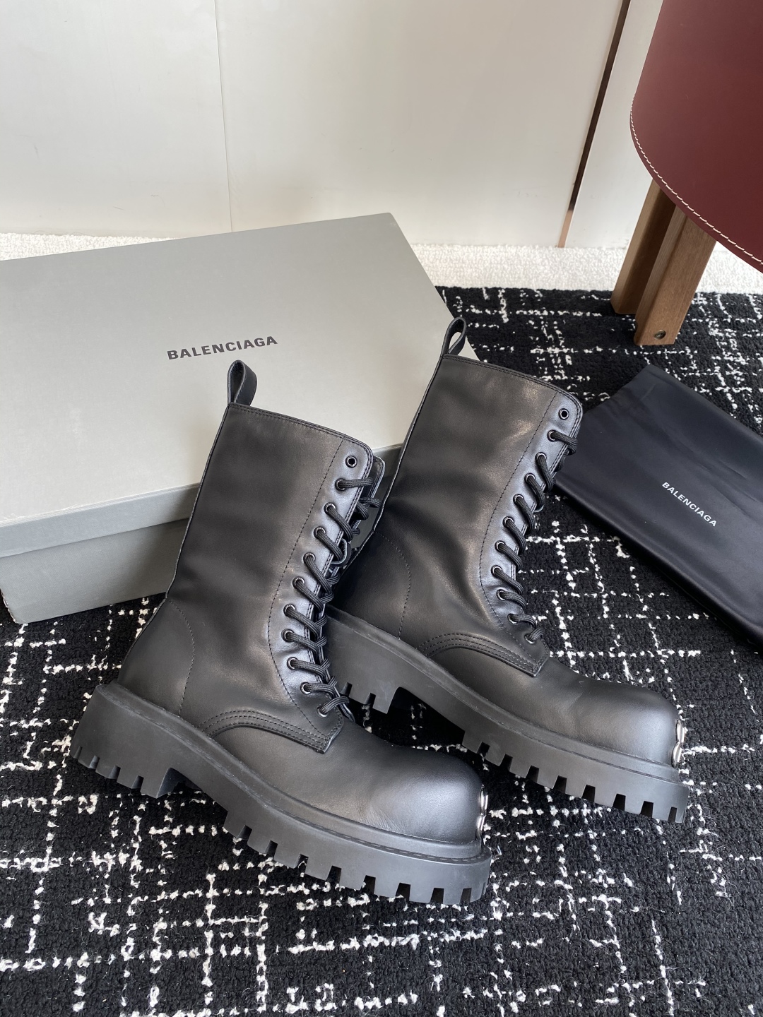 代购级BALENCIAGA 巴黎世家 25ss 秋冬新款系带 双B扣马丁靴

看着硬朗 但上脚舒适 个性