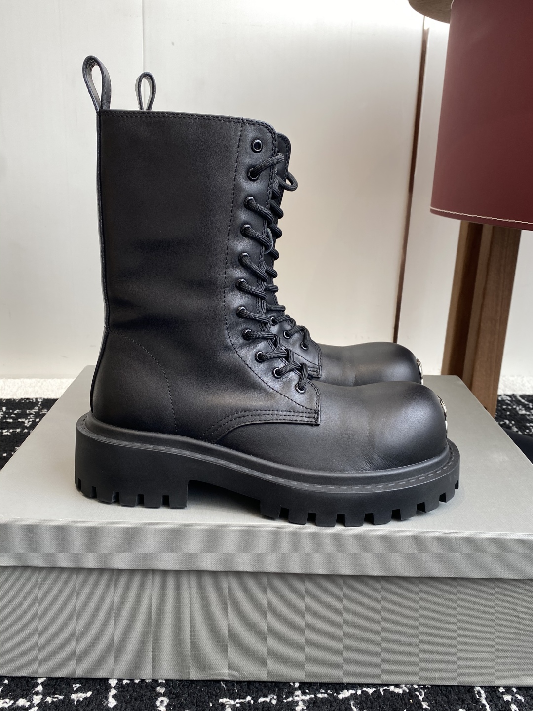 代购级BALENCIAGA 巴黎世家 25ss 秋冬新款系带 双B扣马丁靴

看着硬朗 但上脚舒适 个性
