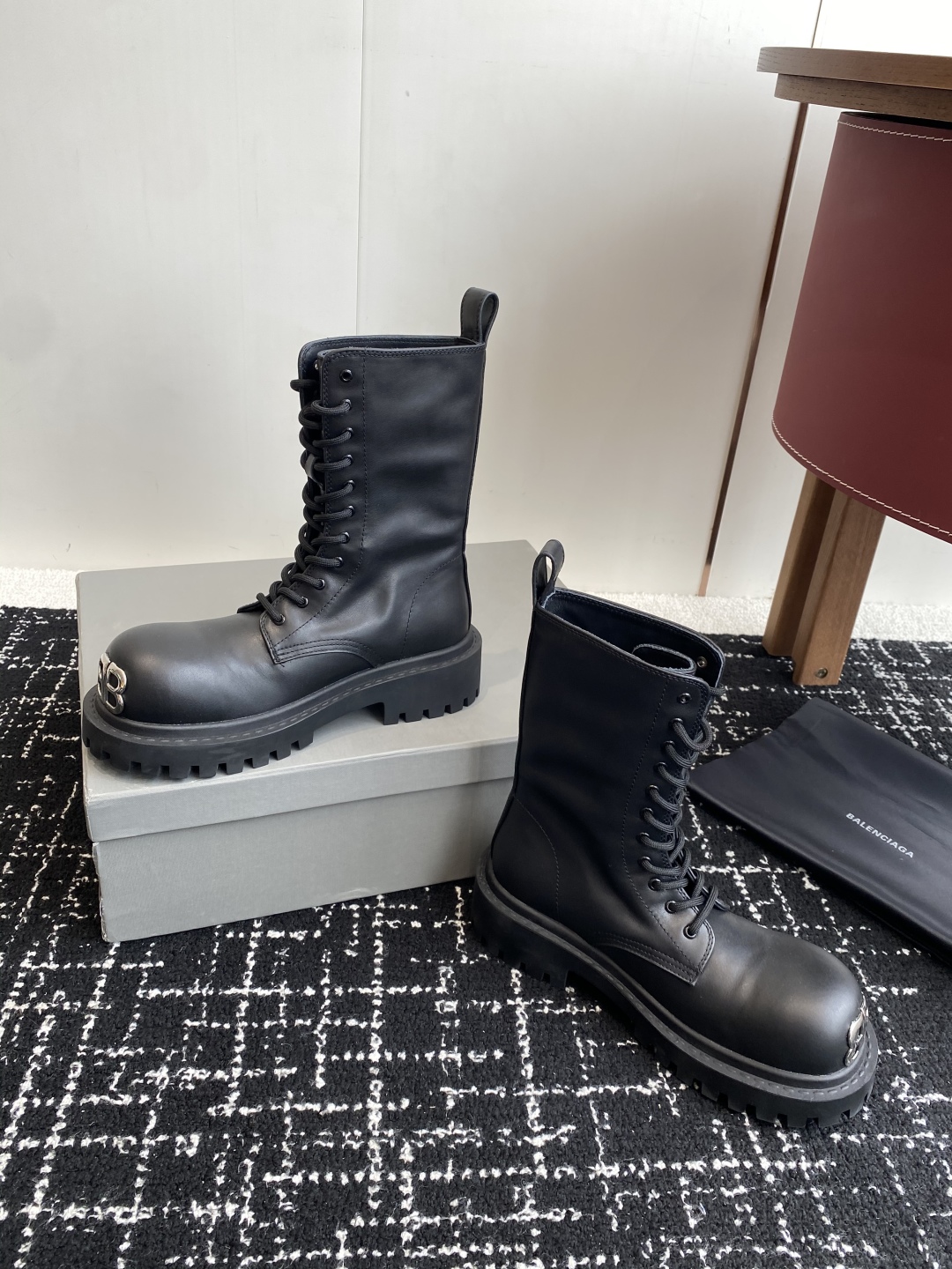 代购级BALENCIAGA 巴黎世家 25ss 秋冬新款系带 双B扣马丁靴

看着硬朗 但上脚舒适 个性