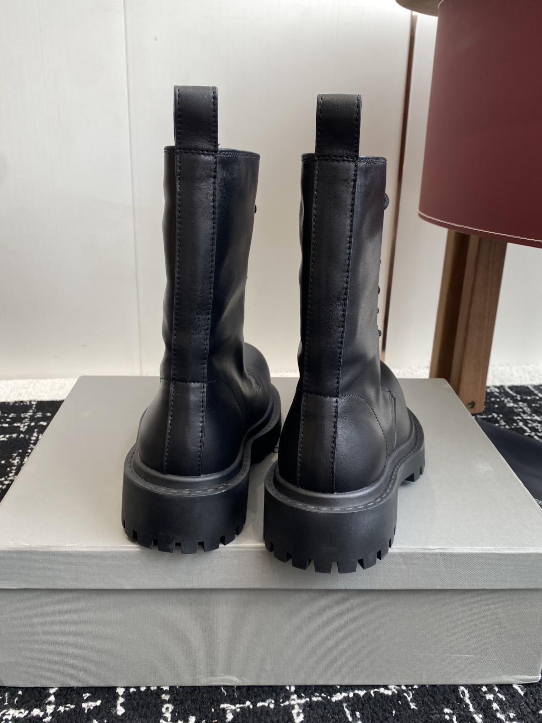 代购级BALENCIAGA 巴黎世家 25ss 秋冬新款系带 双B扣马丁靴

看着硬朗 但上脚舒适 个性